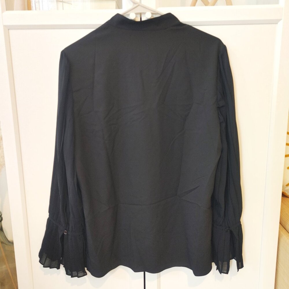 NWOT CHICO'S Black Pleated Sleeve Blouse - Size 1 Petite - Picture 4 of 4